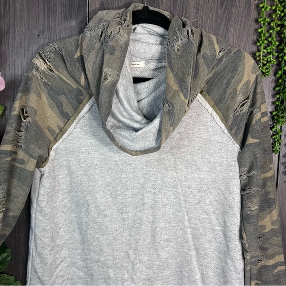 ~💙2/$40💙12pm by Mon Ami Distressed Cowl Neck Camo Printed Sweater Size Small - Picture 6 of 16